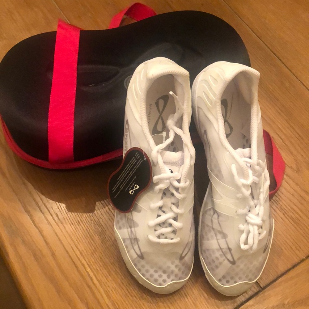 Brand new, never worn. Nfinity vengeance.